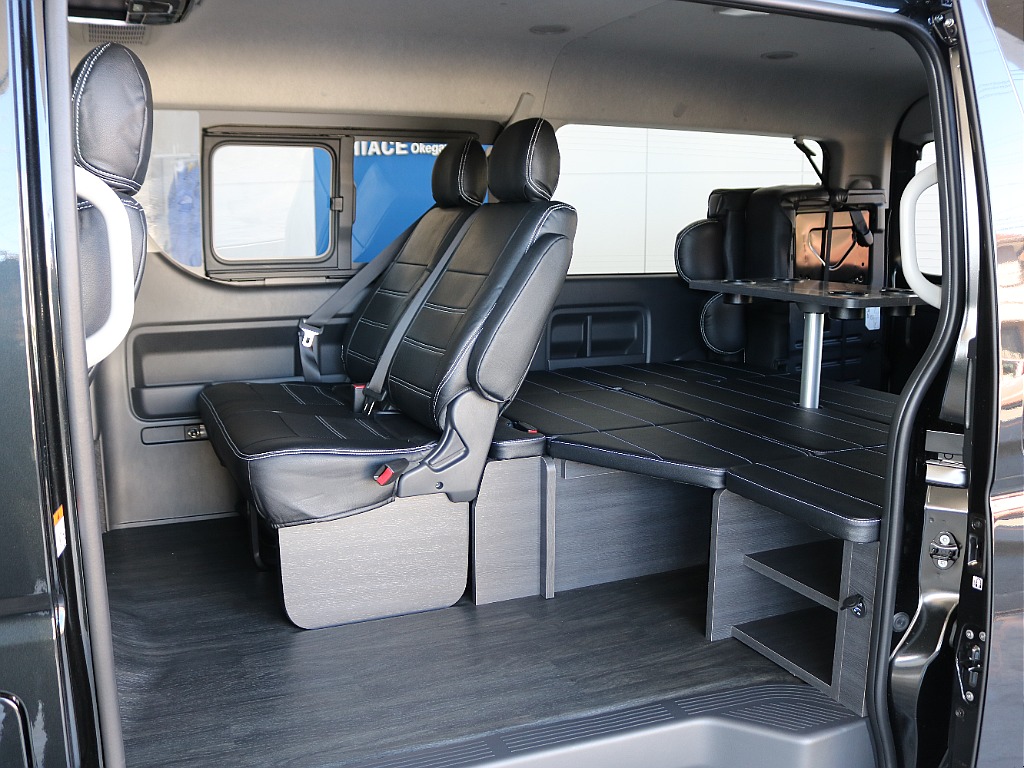 スライドドア開けたところにスペースがあり買い物したものなどが楽に載せられます！