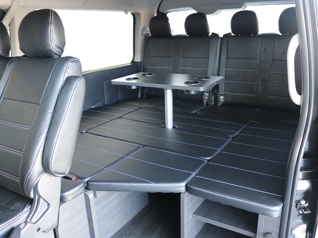 テーブルを設置することが出来るので車内でお食事などが可能です☆