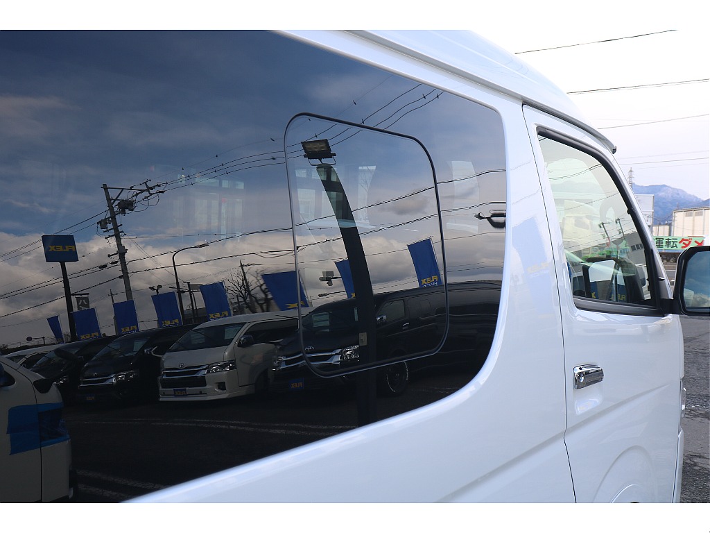 小窓付きサイドガラス！