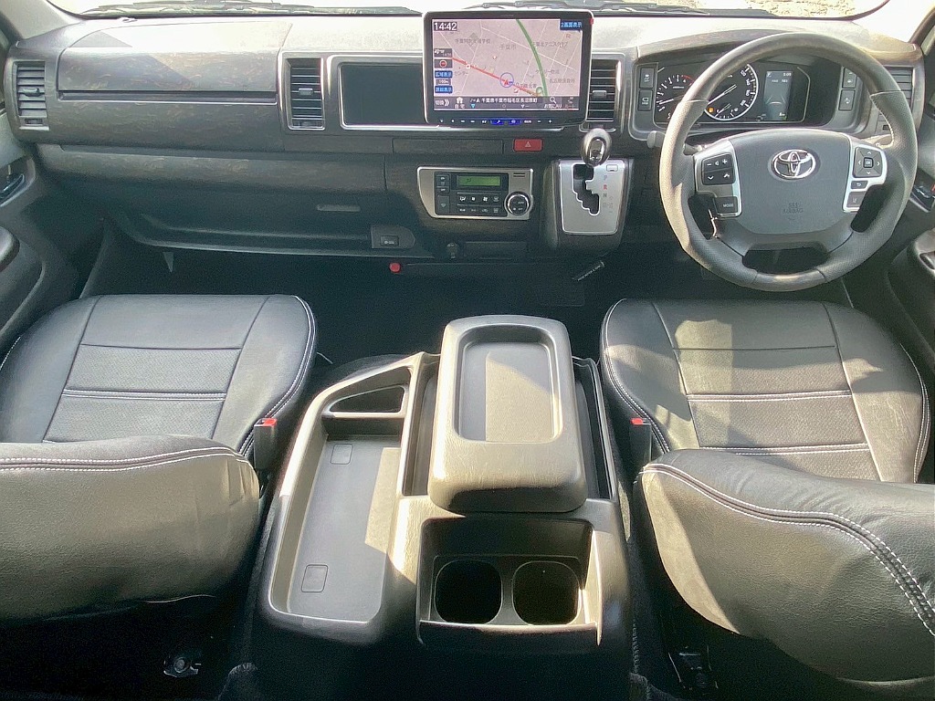 トヨタ ハイエース(3枚目)