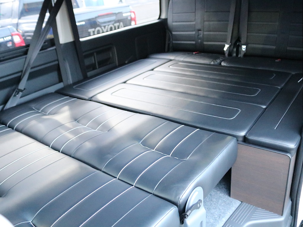 車中泊などに最適な内装となっております♪