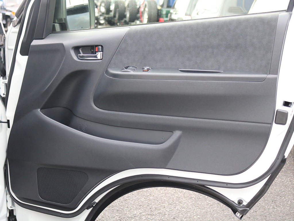 ＦＬＥＸグループは「すべての人に愛車を」をコンセプトに車種別に全国展開中！愛車と一緒に、ライフスタイルを充実させてもらいたいという思いで、ランクル仙台泉店では皆様のご要望になんでもお応えします♪