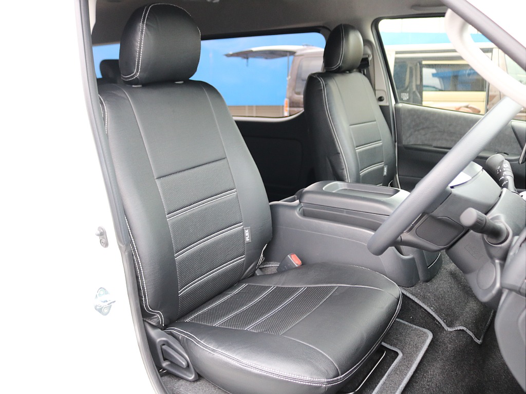 シートカバーはレザー調のブラックシートカバーをお取付しております！