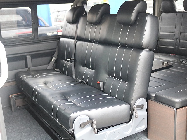 2列目シートはゆったりと座れる3人掛けシート♪