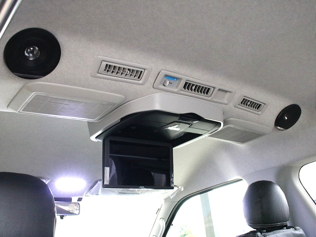 12.8インチフリップダウンモニターにルーフスピーカーを装備しております！後席の方もドライブをお楽しみ頂けます！
