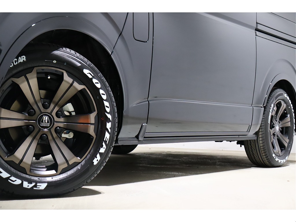 足元にはアーバングランデ17インチ(オリジナルカラー)とグッドイヤーナスカータイヤでドレスアップ済み！