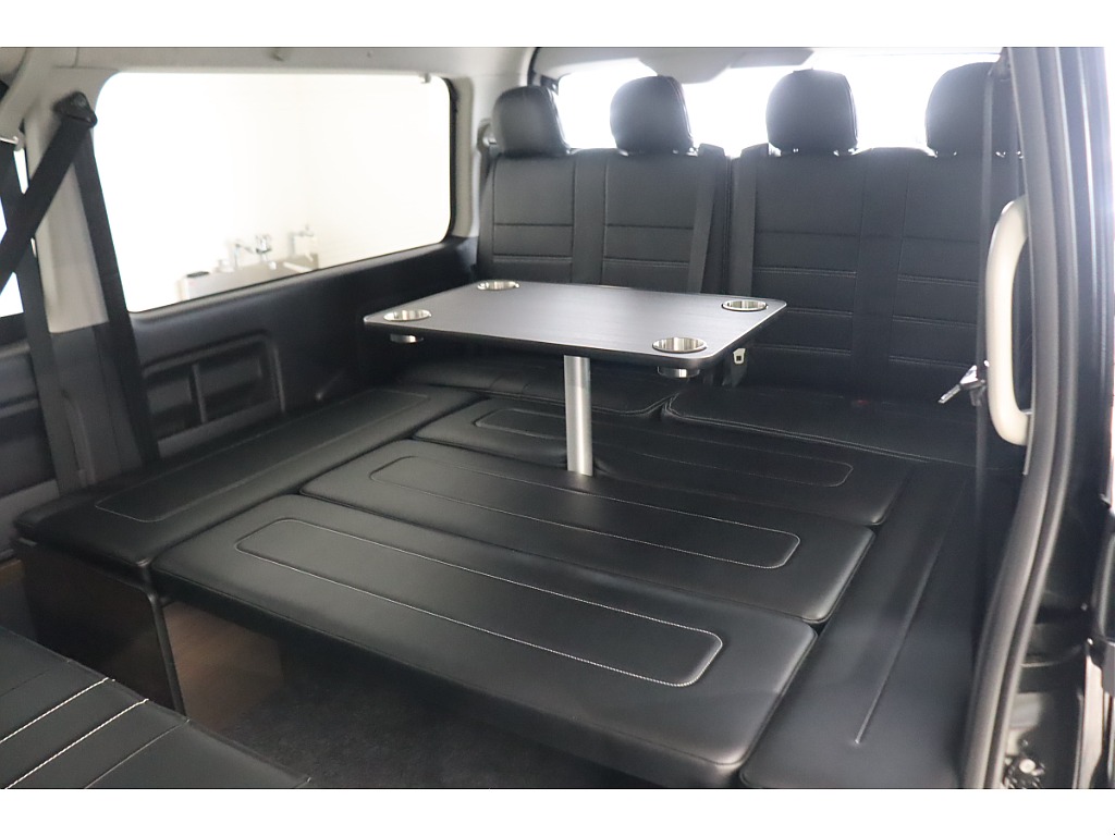 専用テーブルを装着するとまるでラウンジのような使用も可能です！