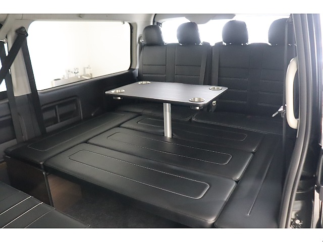 専用テーブルを装着するとまるでラウンジのような使用も可能です！