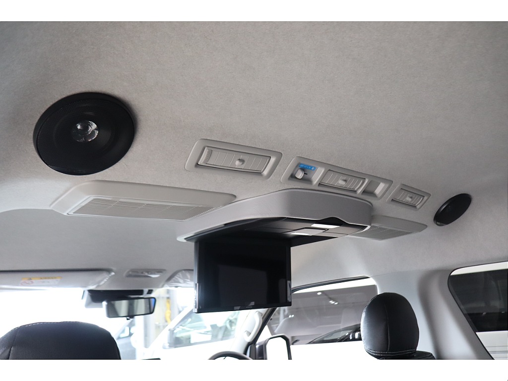 アルパイン12.8インチフリップダウンモニターとパイオニアルーフスピーカーを装着済みです♪