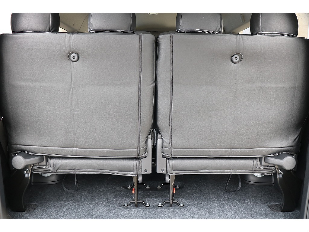 ４列目シートは左右跳ね上げ式！