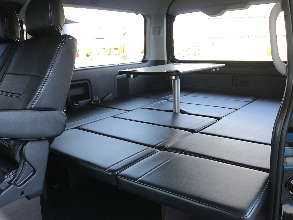 横向き乗車で軽食も可能