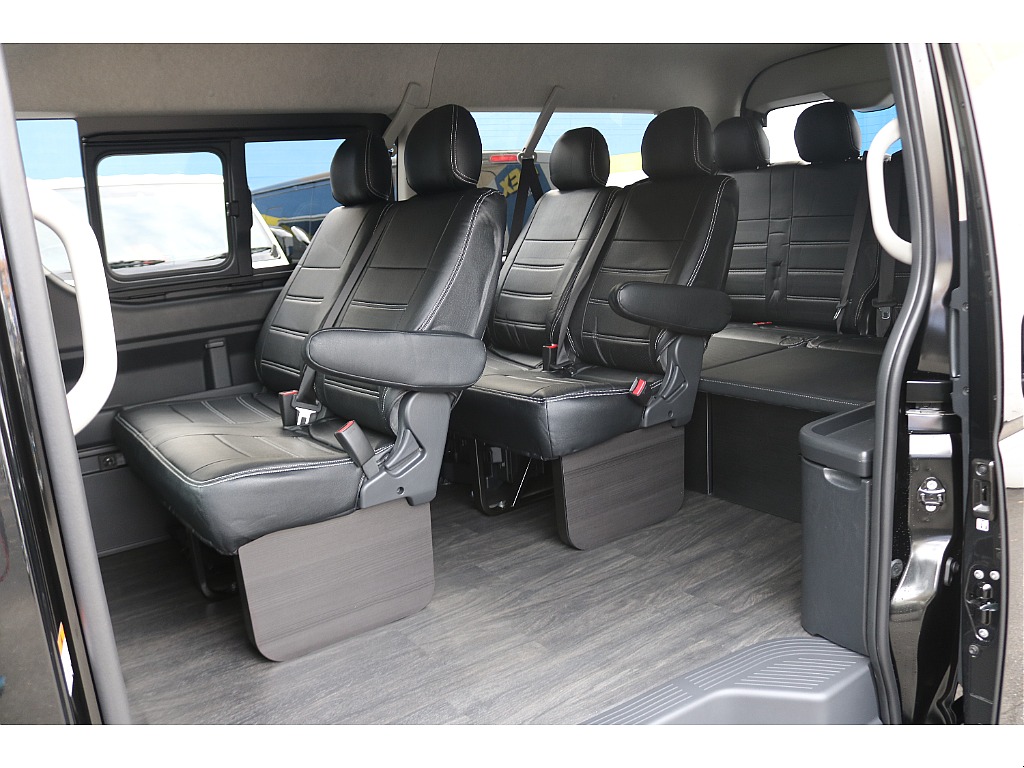 10人乗り全席シートカバー、フットパネル！