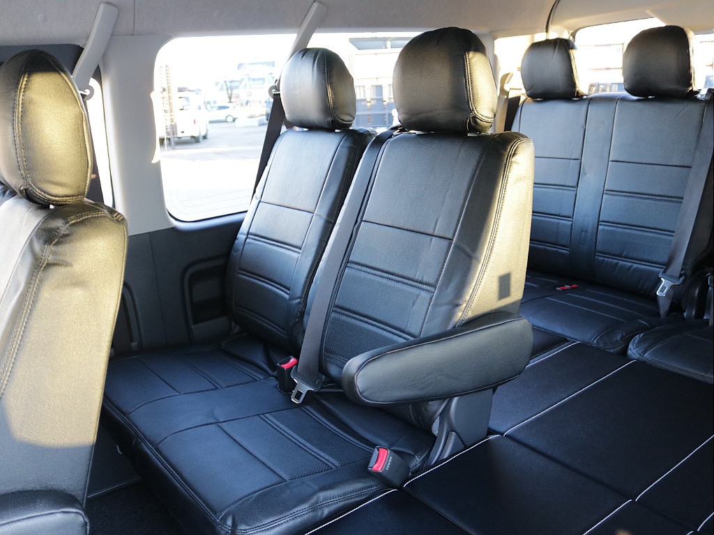 後部座席もご家族などで広々使える空間になっております！！