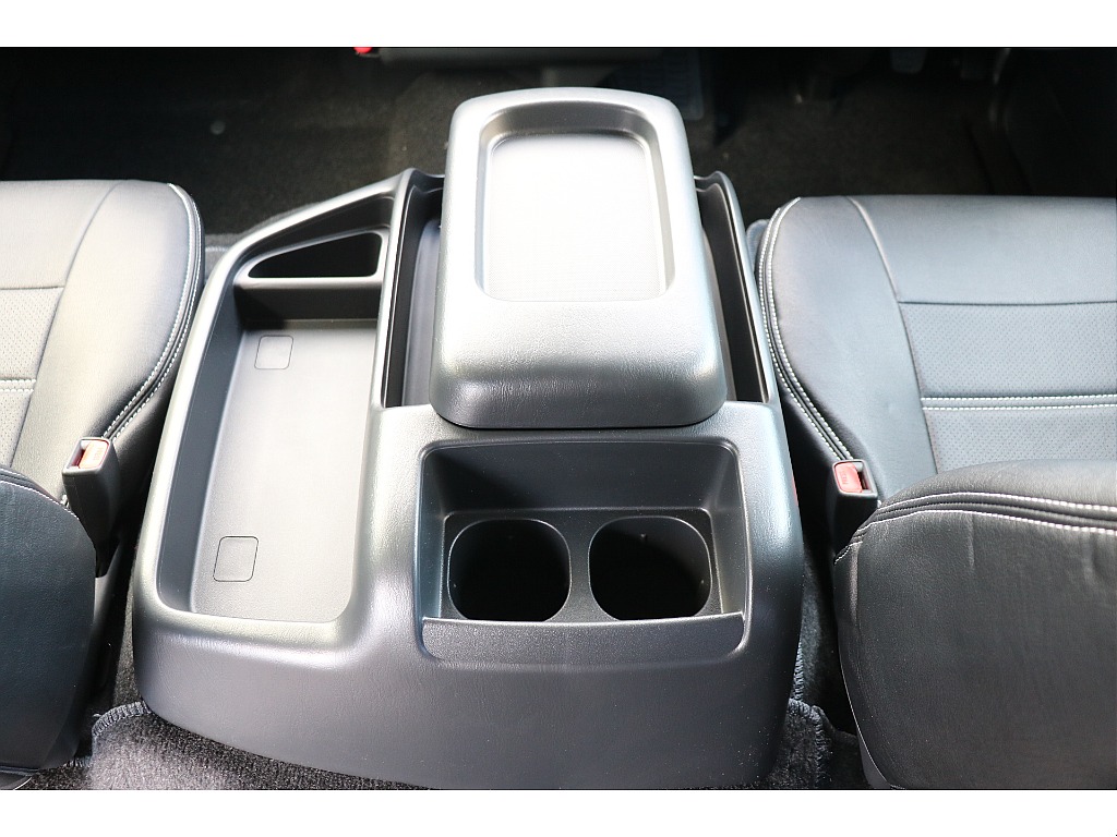 収納スペースたっぷりのセンターコンソール！