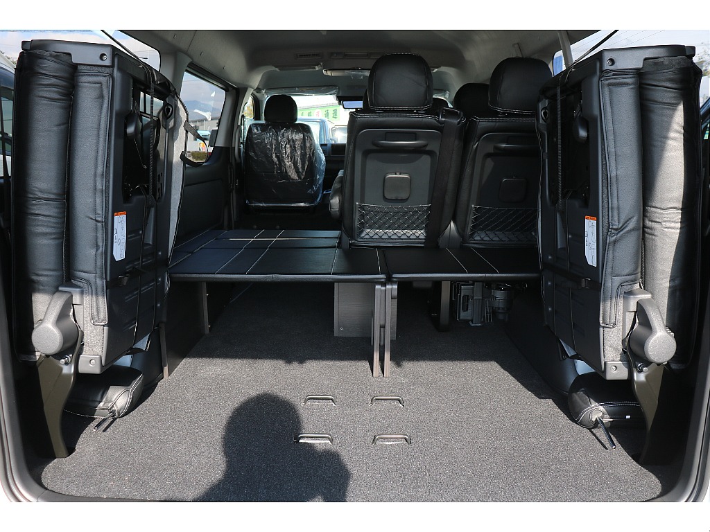 4列目シートは跳ね上げも可能！