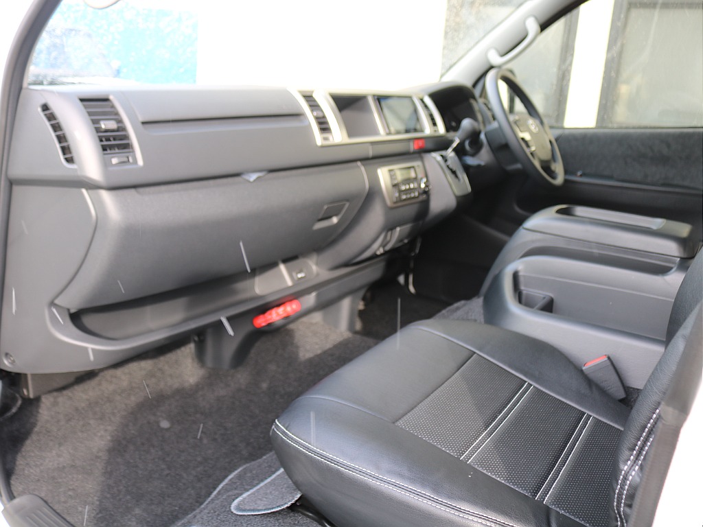 実際にご来店が難しい、遠方にお住まいのお客様もご安心ください！お電話やメールにてお車のご説明、ご覧になりたい箇所の追加画像、お見積書の郵送、と当店スタッフが丁寧に対応させていただきます♪