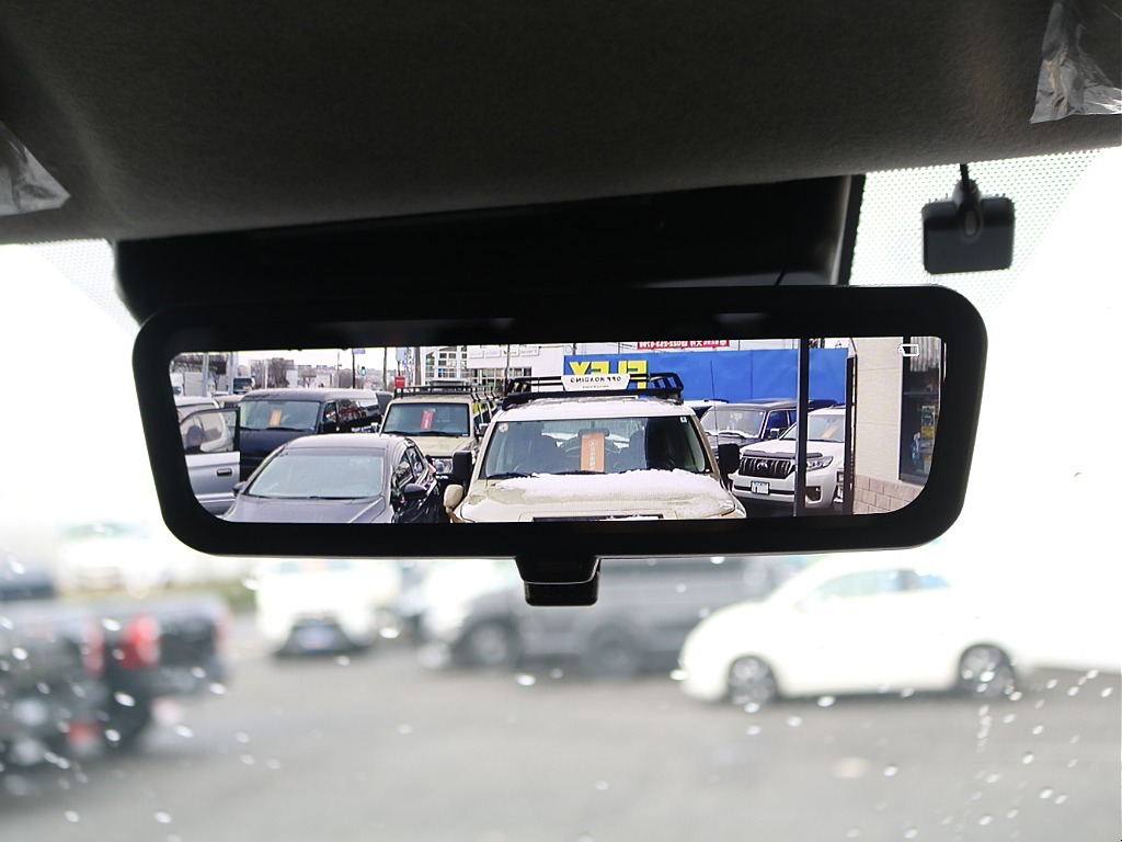 メーカーオプションのデジタルインナーミラーが装備済み♪後ろの長いハイエースでも安心して後方確認できます♪