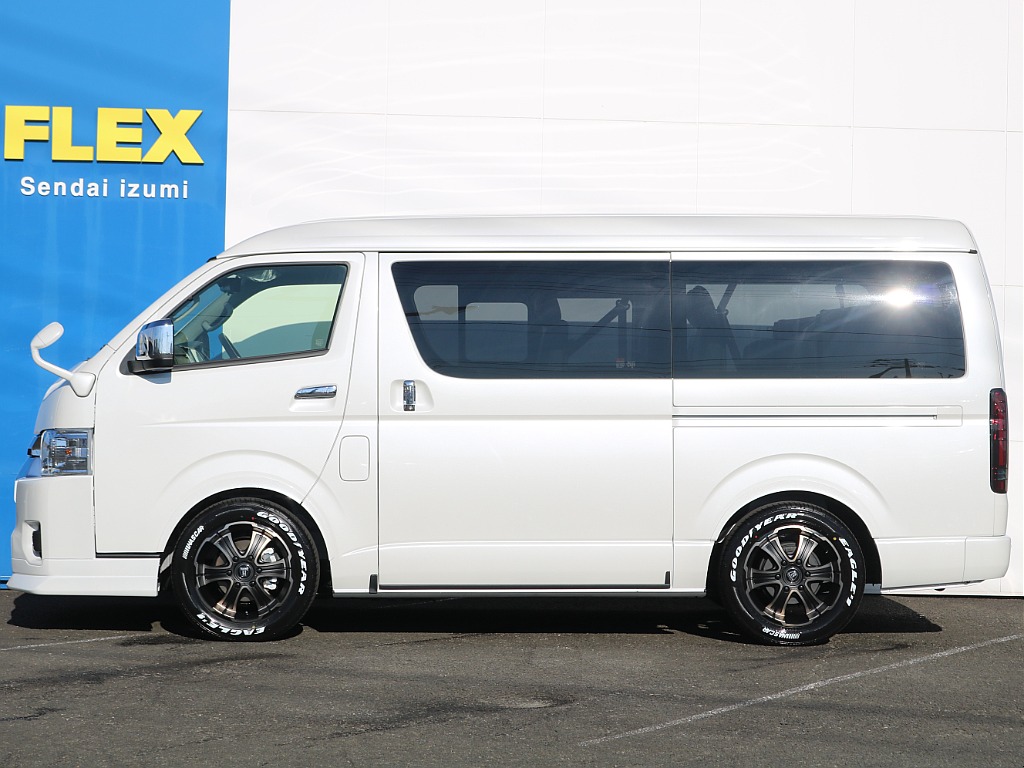 1インチローダウン済みの車両になります♪重厚感のある見た目がカッコいいですね♪