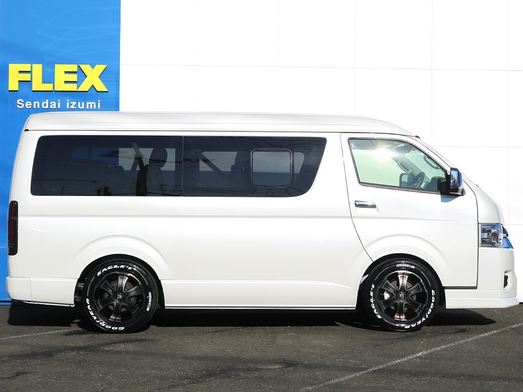 王道のパールカラーがホイールやテールランプ等のカスタムパーツの存在感を際立たせてくれます♪