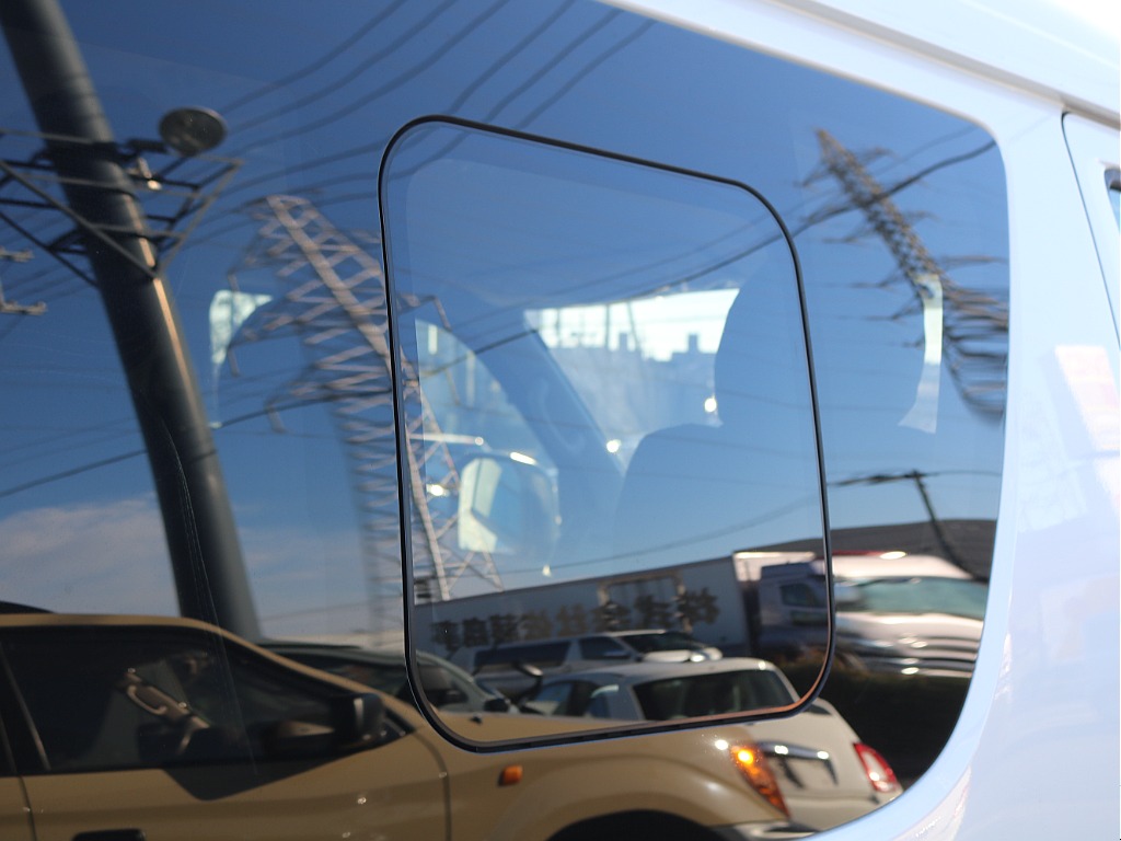 小窓付きの車両ですので車中泊や休憩の際に大活躍します♪