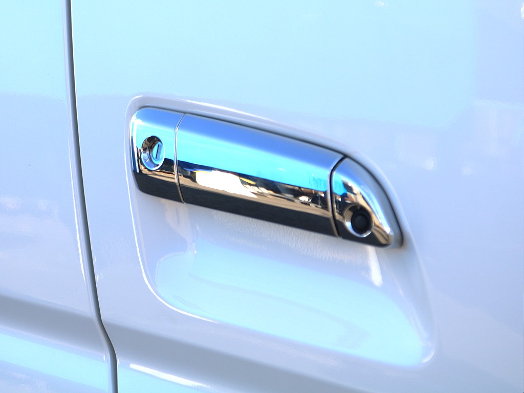 ランドクルーザーやハイエースなどを常時40台以上展示！お客様のニーズにあった最適なお車をご提案させていただきます。ご来店の際はお気軽にお問合わせください！