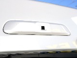 メーカーオプションのデジタルインナーミラーが装備済みです♪