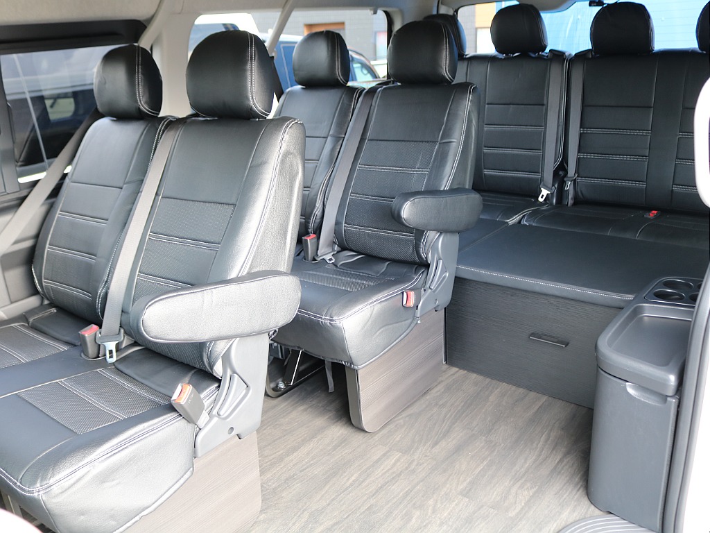 内装は床張り施工！そして２列目と３列目にはフットパネルをお取付しております♪内装の統一感が上がりますね！