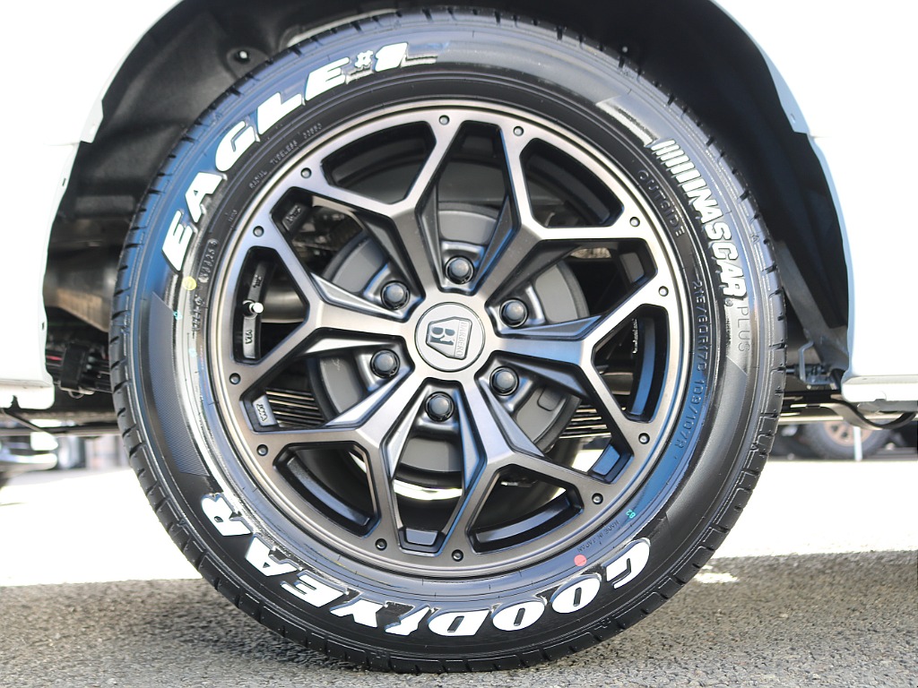 タイヤ＆ホイールはBARBERO17インチAWにナスカータイヤを装着！