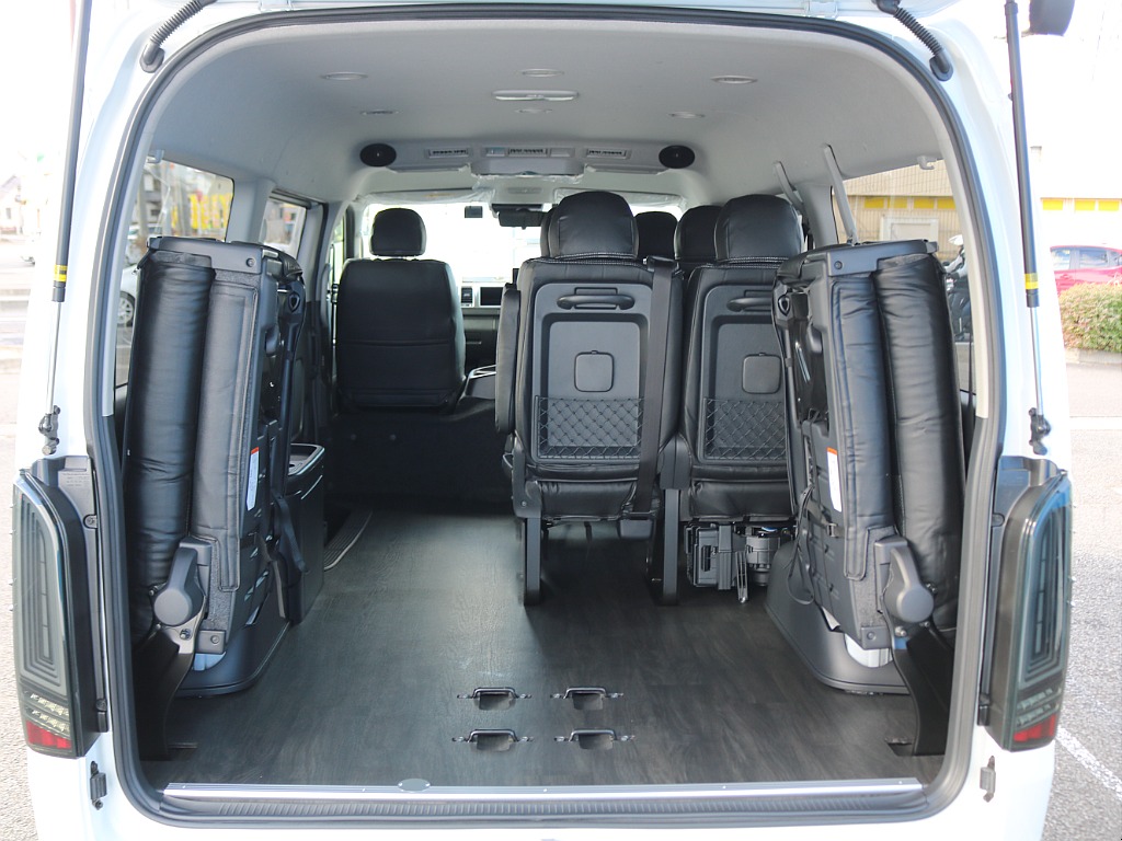 ４列目はサイドに跳ね上がる事が可能です！