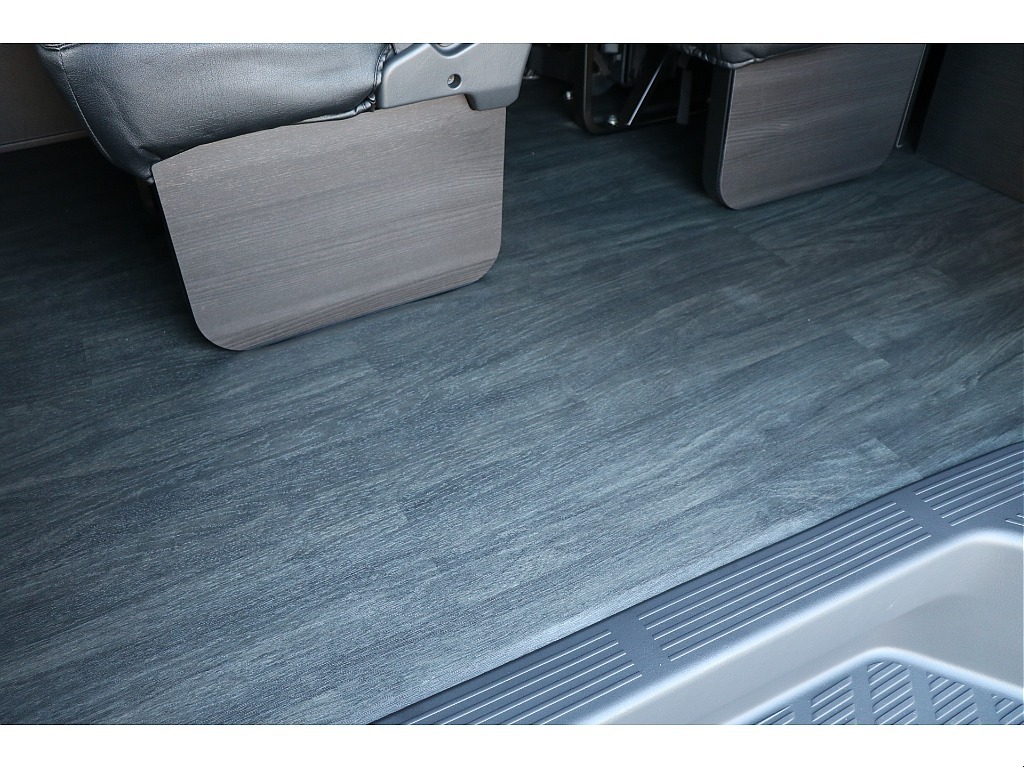 フローリング床張り施工！