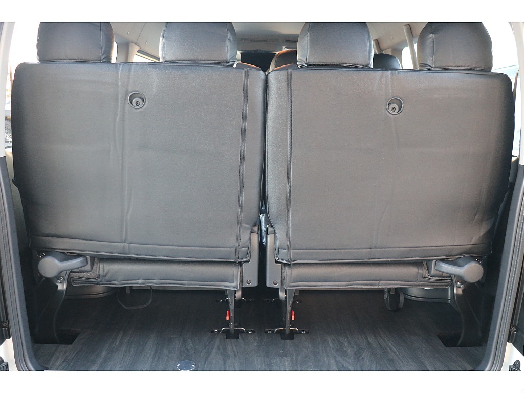 4列目シートは跳ね上げも可能！