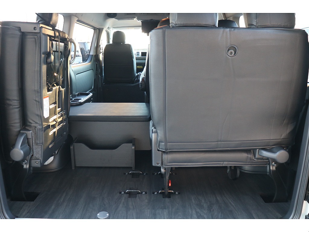 4列目シートは跳ね上げも可能！