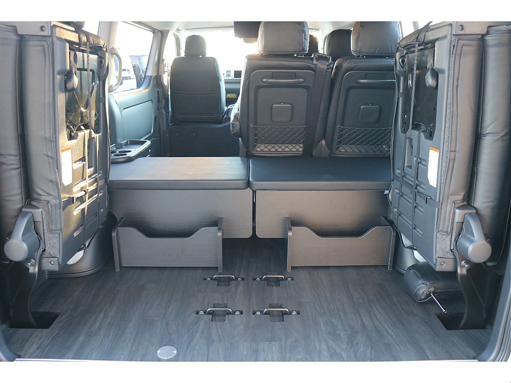 4列目シートは跳ね上げも可能！