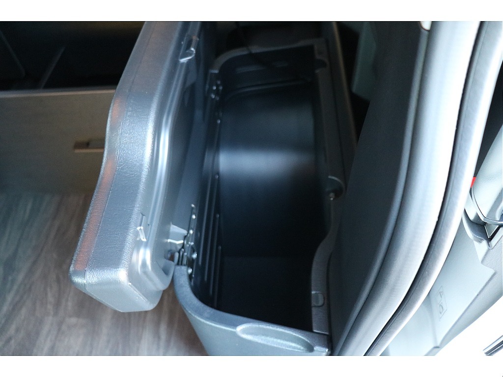 セカンドコンソール内にも収納可能！