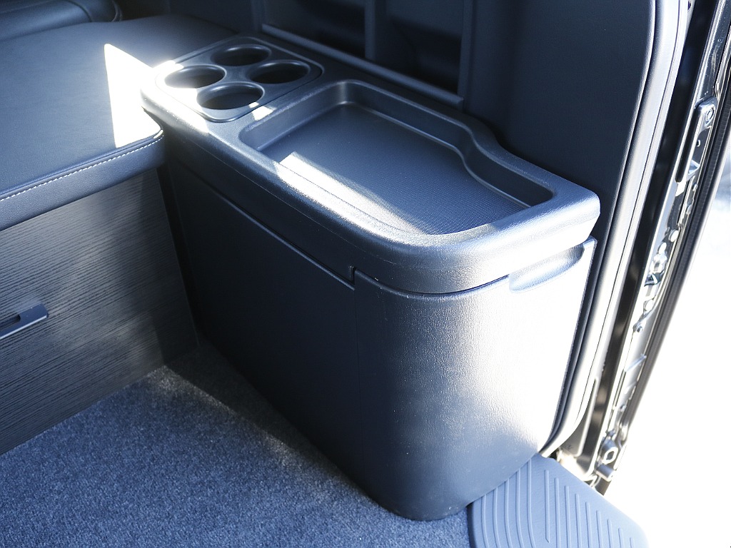 純正リアコンソールはカップホルダー付きです☆ 小物の収納も可能となっております☆