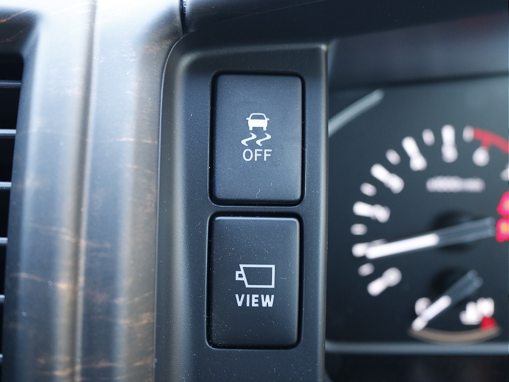 トランジションコントロールオフスイッチ、パノラミックビューモニタースイッチ付きです☆スイッチを押すと現在の外の映像がナビに映ります☆
