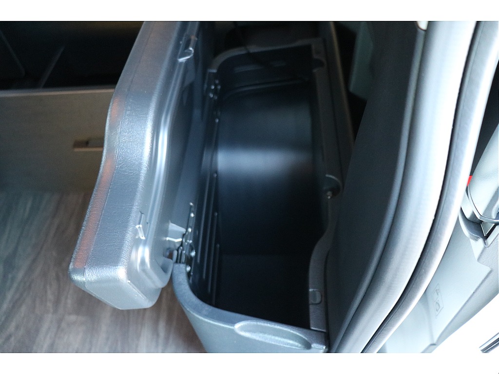 セカンドコンソール内にも収納可能！