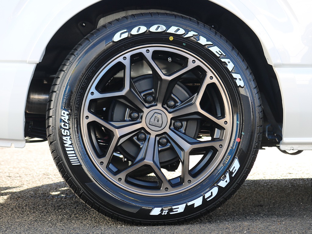 タイヤ＆ホイールはバルベロ17インチAWにナスカータイヤを装着！
