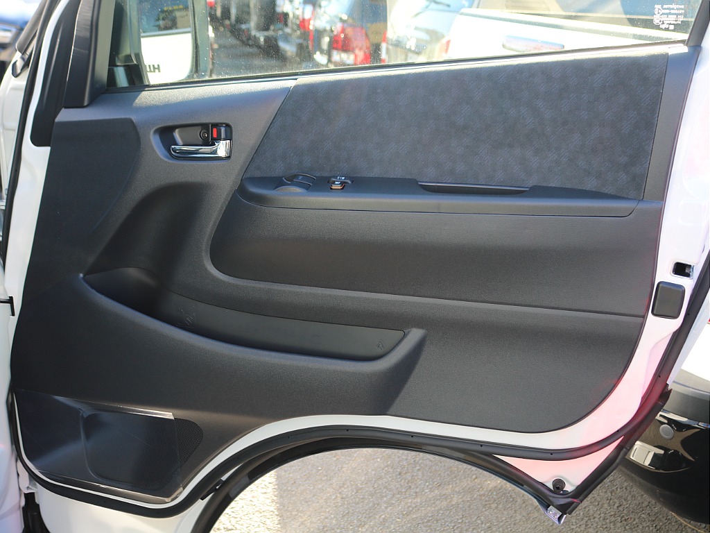 ＦＬＥＸグループは「すべての人に愛車を」をコンセプトに車種別に全国展開中！愛車と一緒に、ライフスタイルを充実させてもらいたいという思いで、ランクル仙台泉店では皆様のご要望になんでもお応えします♪