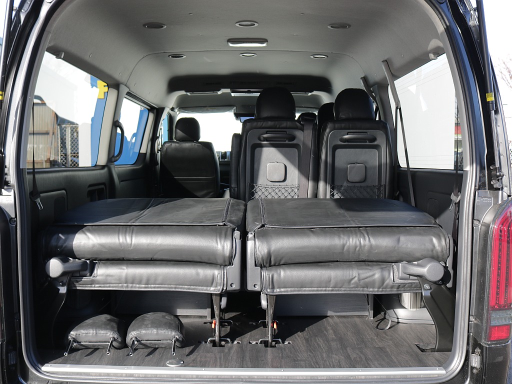 後方から見てみると車内の広さがすごくわかりますね♪大人数でも快適性もバッチリ！！