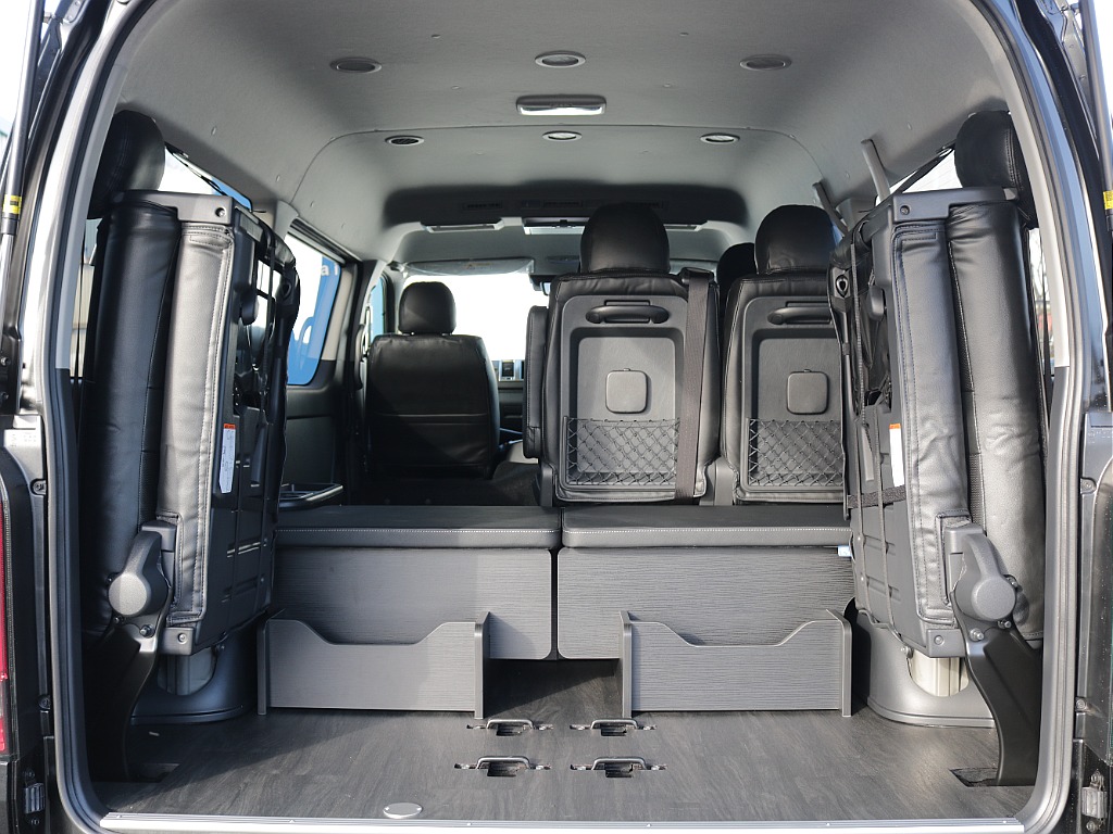 4列目は跳ね上げることは可能になっております！！大きい荷物でも載せられるラゲッチスペースも確保可能で御座います♪