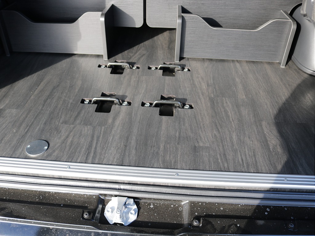 後部座席部分は床張り施工がすでにされております！！傷もつきにくく汚れてもお手入れがしやすくなっております♪