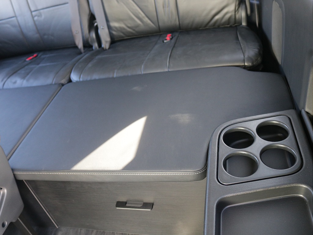 スマートベットキットも搭載済み！！4列目の方々も足を伸ばして広々お使いできます！！