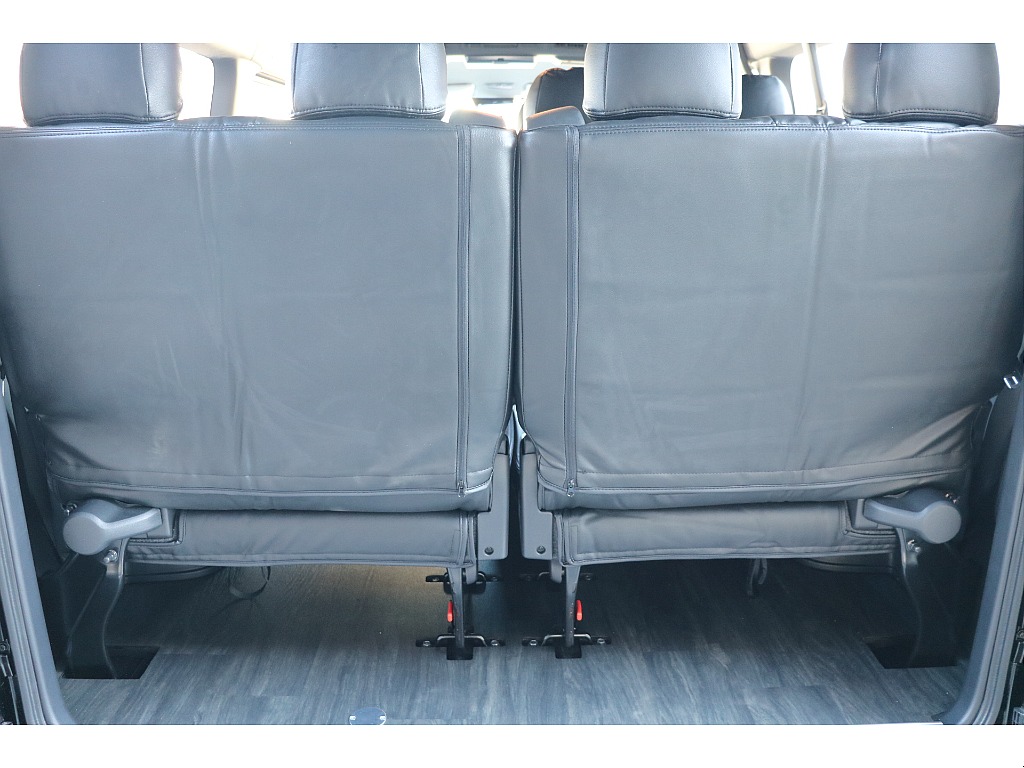 4列目シートは跳ね上げも可能！