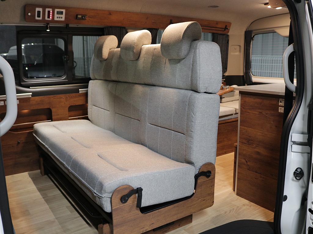 ２列目も同じシートカバーを仕様しております！！表皮もお手入れしやすい素材で仕上げております！！