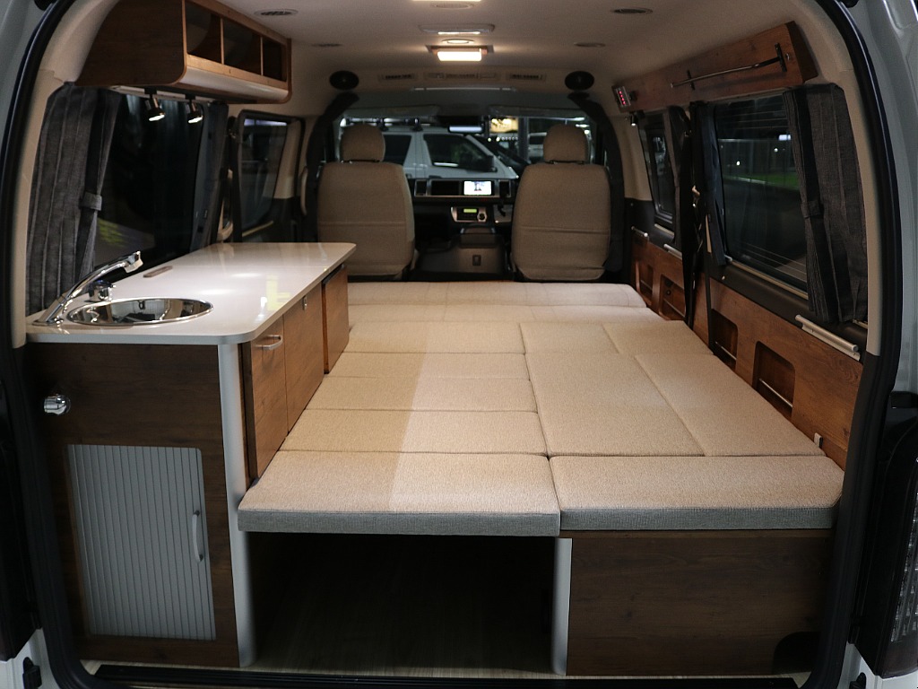 後部座席も広々空間で過ごせるスペースも御座います！！料理もできますしゆったり遊べる空間でもあります♪