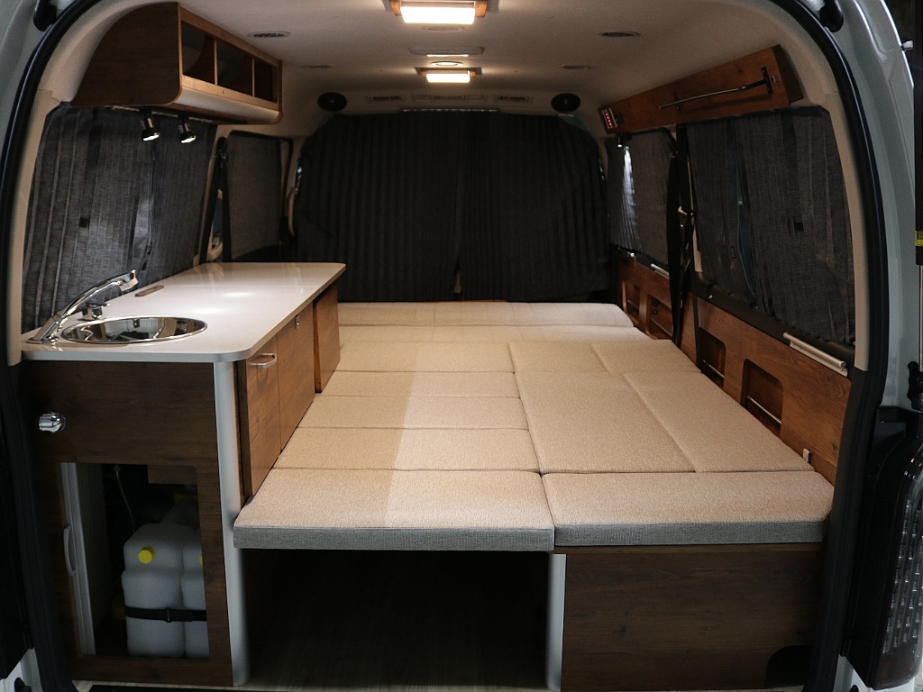 フラットな就寝スペースも完備！！中央の部分は取り外しも可能になっておりますのでシチュエーションに応じて自由自在♪