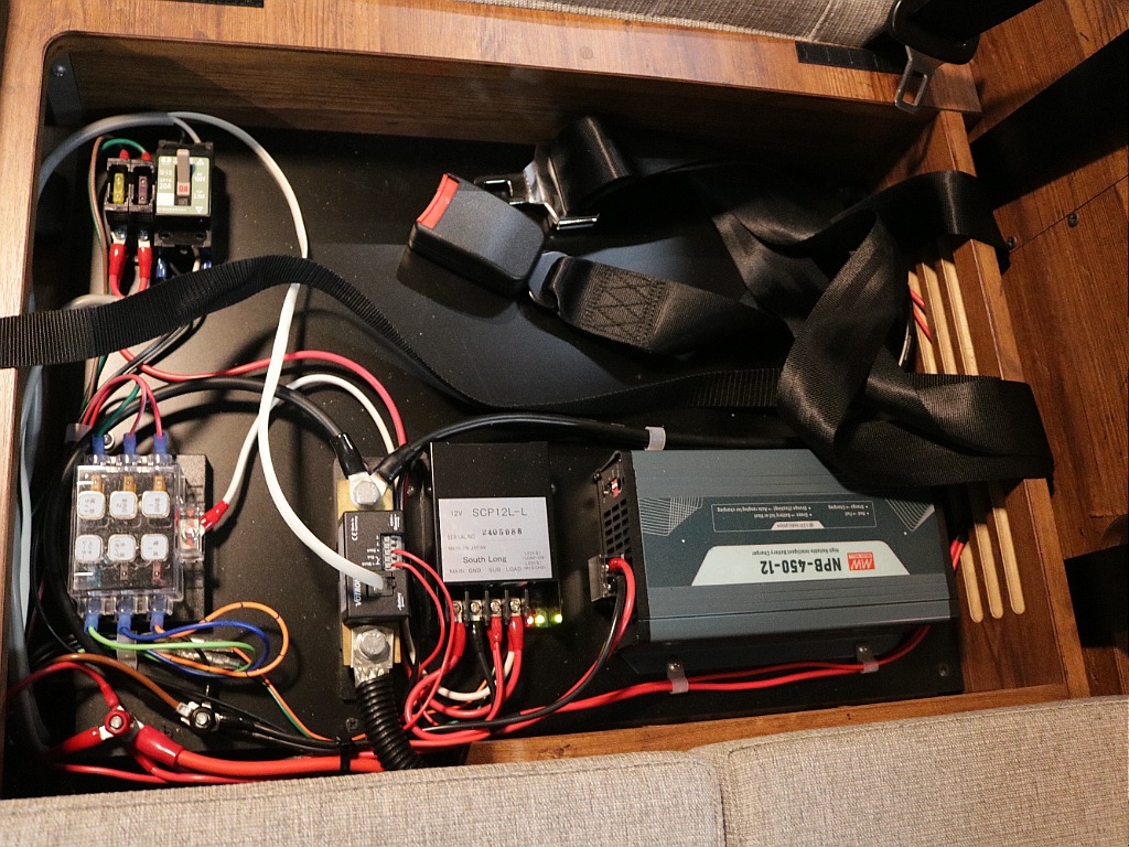 ベットキットの収納スペースや電装系も収納できちゃいます♪小物やキッチン用品なども収納できて邪魔にならないようになっております！！