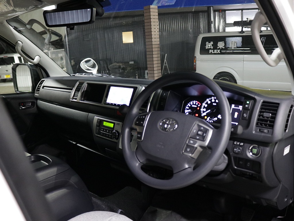 ワイドならではのゆったり空間で過ごせる運転席・助手席周り！！長距離ドライブでも安心の快適空間です♪