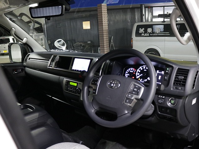 ワイドならではのゆったり空間で過ごせる運転席・助手席周り！！長距離ドライブでも安心の快適空間です♪